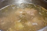Шаг 1. Положить мясо в воду, довести до кипения и варить 1,5-2 часа.