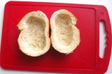Шаг 1. Из ломтиков хлеба вынуть часть мякиша.
