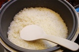 Шаг 2. Приготовить заправку для риса и в готовый горячий рис добавить заправку