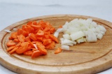 Шаг 4. Нарезать лук и морковь.
