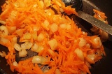 Шаг 8. Лук и морковь мелко порезать, обжарить на сливочном масле до золотистого