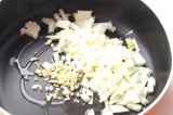 Шаг 4. Лук и чеснок мелко порезать, обжарить и добавить в суп.