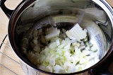 Шаг 1. Масло нагреть в кастрюле, выложить нарезанный лук и потушить 5–7 минут.
