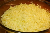Шаг 7. Выложить тертый сыр.