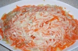 Шаг 3. Добавить третий слой - морковь. Обильно смазать соусом.