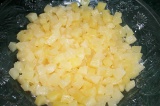 Шаг 4. Порезать консервированный ананас кубиками в отдельной посуде.