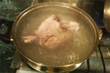 Шаг 1. Куриное мясо отварить.