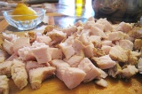 Шаг 2. Куриное мясо остудить и порезать кубиками.