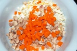Шаг 7. Перемешать яйца, морковь, лук и  грибы.