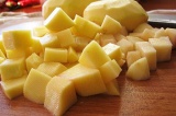 Шаг 1. Картофель нарезать крупными кубиками.