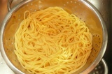 Шаг 2. Отварить спагетти.