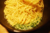 Шаг 6. Добавить спагетти в смесь пармезана и яиц.