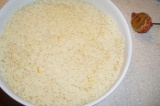 Шаг 2. Форму смазать маслом, выложить ровным слоем рис.