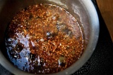 Шаг 2. Cмешать имбирь с рисовым укусом и соевым соусом.