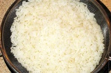 Шаг 7. Рис сварить в подсоленной воде, слить воду и добавить сливочное масло.