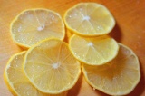 Шаг 4. Лимон тонко порезать.