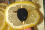 Шаг 5. С помощью зубочистки сделать парус из лимона и оливок.