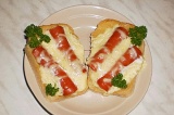 Готовое блюдо: горячий бутерброд с сосисками и сыром