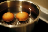 Шаг 1. Яйца отварить.