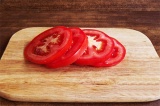 Шаг 9. Нарезать тонко помидор, освободить сыр от упаковки.