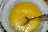 Шаг 3. Желтки растереть с сахаром и растопленным сливочным маслом.