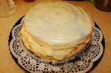 Шаг 10. Кремом смазать верх и бока торта. Украсить торт по желанию.
