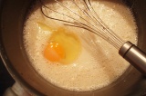 Шаг 1. Яйца растереть с сахаром, добавить муку, разрыхлитель, сметану.