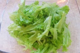 Шаг 5. Уложить листья салата в миску.