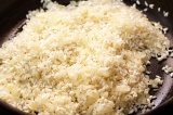 Шаг 3. Добавить рис, готовить 2-3 минуты.