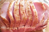 Шаг 4. Мясо посолить, натереть специями по вкусу, сверху сделать надрезы.