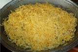 Шаг 9. Залить пасту соусом и посыпать тертым сыром, поместить в духовку.