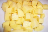 Шаг 5. Картофель нарезать кубиками.