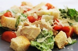 Готовое блюдо: салат Цезарь с копченой курицей