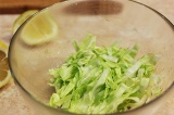 Шаг 7. Китайскую капусту нарезать соломкой, положить в миску. Добавить грудку.