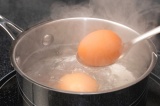Шаг 2. Отварить яйца.