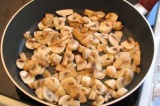 Шаг 4. Обжарить грибы на сковороде.