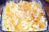Шаг 10. Выложить слоями тертый картофель, тертые яйца. Каждый слой смазать майон