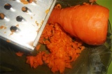 Шаг 6. Вареную морковь натереть на терке.