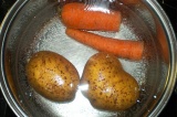 Шаг 1. Отварить морковь и картофель. 