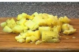 Шаг 2. Картофель нарезать кубиками.