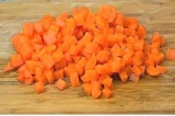 Шаг 3. Морковь нарезать кубиками.