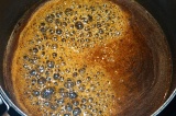 Шаг 1. В кастрюлю налить уксус, мёд, чили, паприку, соль и чёрный перец. Все вме