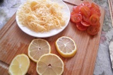 Шаг 1. Натереть сыр на средней тёрке. Нарезать тонко помидоры, порезать на дольк
