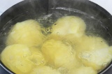 Шаг 1. Отварить картофель и яйца.