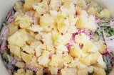 Шаг 4. Картофель остудить, нарезать кубиками и добавить в овощную смесь.