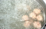 Шаг 2. В кипящую воду добавить фрикадельки и варить, снимая пену.