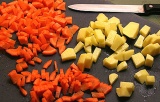 Шаг 3. Нарезать морковь и картофель, добавить в кастрюлю и варить 10 минут.