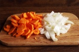 Шаг 2. Морковь и лук порезать.