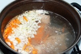 Шаг 3. Добавить морковь и лук в бульон, варить 10 минут.