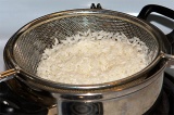 Шаг 4. Промыть рис.